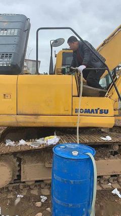 洛南一工地挖掘機加“黑油”后故障頻發，市監局介入調查維修難題